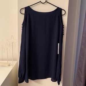 🍄Nwt. Navy cold shoulder button detail blouse